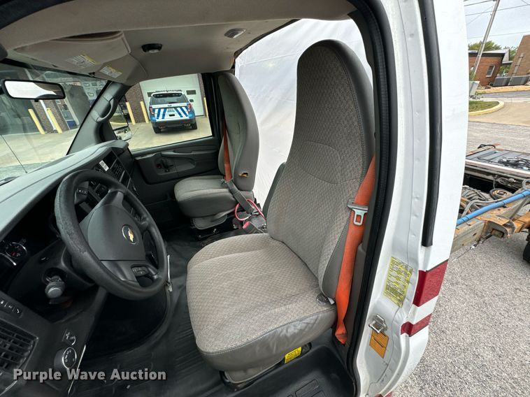 image for item DX1275 2013 Chevrolet Express 4500 truck cab and chassis