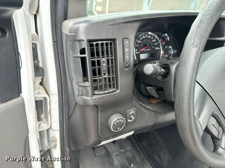 image for item DX1275 2013 Chevrolet Express 4500 truck cab and chassis