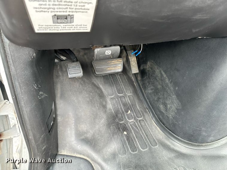 image for item DX1275 2013 Chevrolet Express 4500 truck cab and chassis