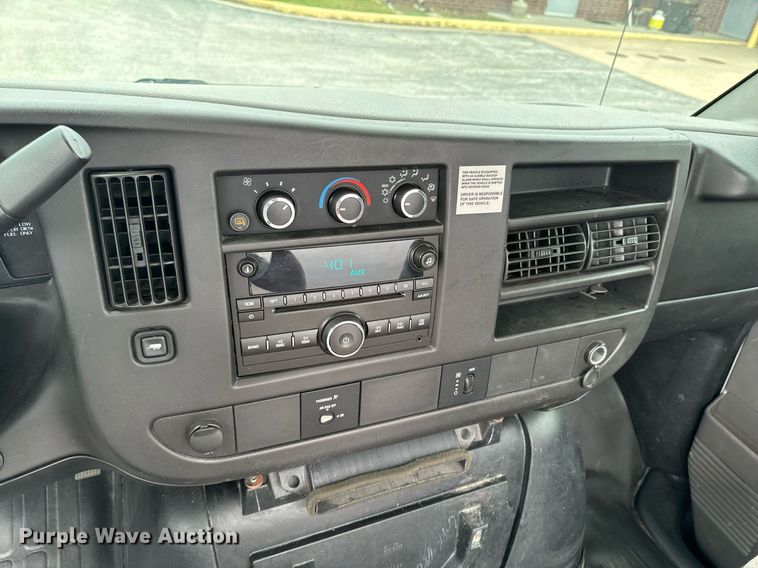 image for item DX1275 2013 Chevrolet Express 4500 truck cab and chassis