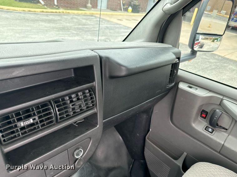 image for item DX1275 2013 Chevrolet Express 4500 truck cab and chassis