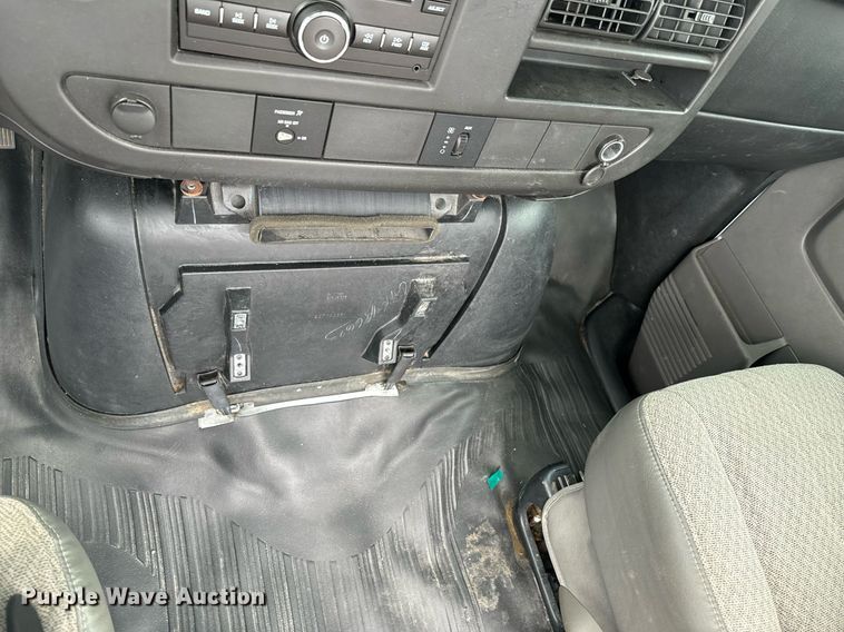 image for item DX1275 2013 Chevrolet Express 4500 truck cab and chassis