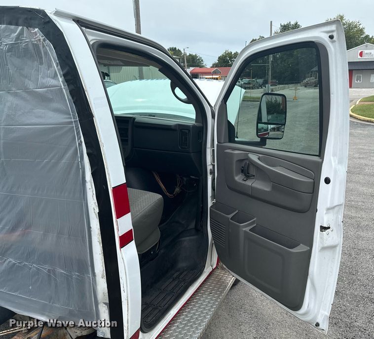 image for item DX1275 2013 Chevrolet Express 4500 truck cab and chassis