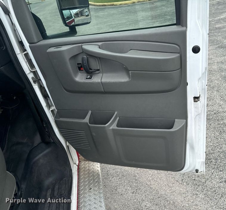 image for item DX1275 2013 Chevrolet Express 4500 truck cab and chassis