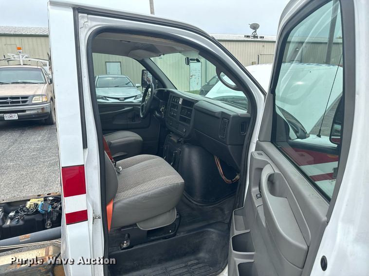 image for item DX1275 2013 Chevrolet Express 4500 truck cab and chassis