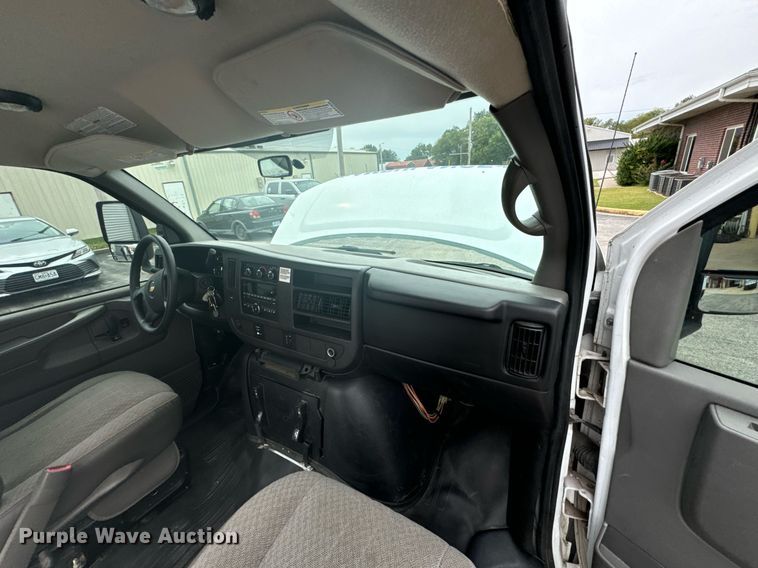 image for item DX1275 2013 Chevrolet Express 4500 truck cab and chassis