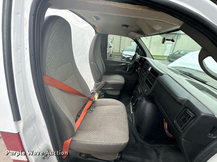 image for item DX1275 2013 Chevrolet Express 4500 truck cab and chassis