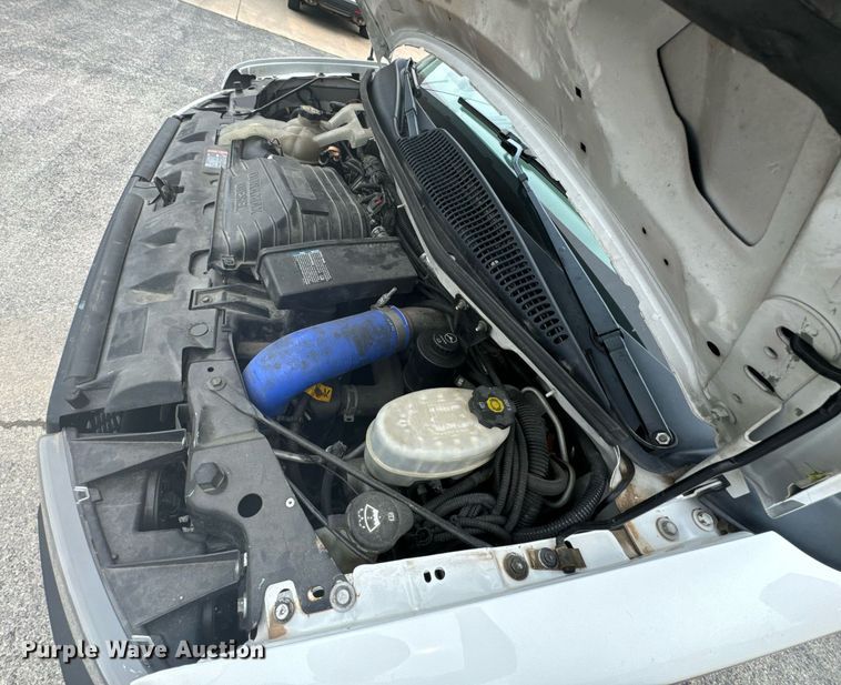 image for item DX1275 2013 Chevrolet Express 4500 truck cab and chassis