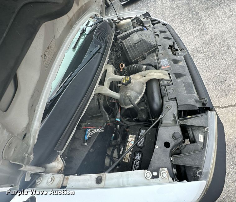 image for item DX1275 2013 Chevrolet Express 4500 truck cab and chassis