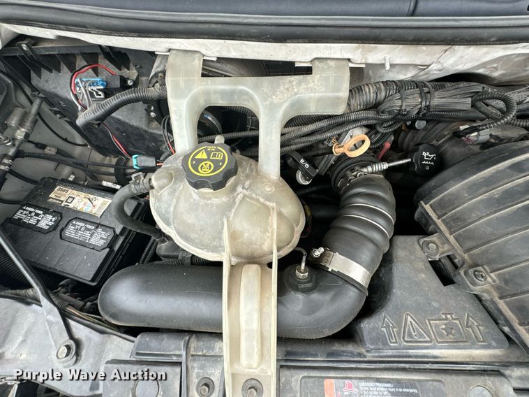 image for item DX1275 2013 Chevrolet Express 4500 truck cab and chassis