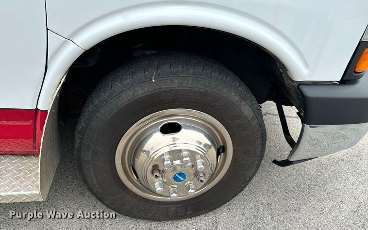 image for item DX1275 2013 Chevrolet Express 4500 truck cab and chassis