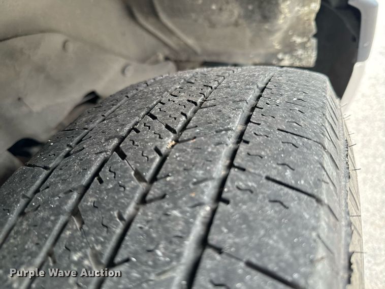 image for item DX1275 2013 Chevrolet Express 4500 truck cab and chassis