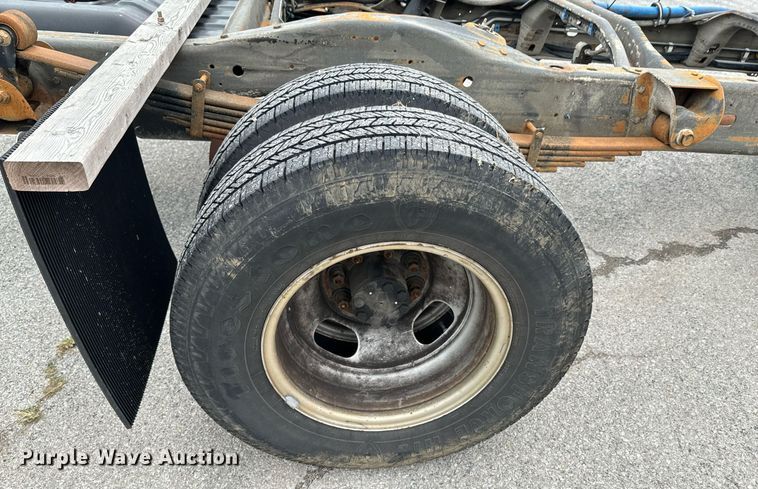 image for item DX1275 2013 Chevrolet Express 4500 truck cab and chassis