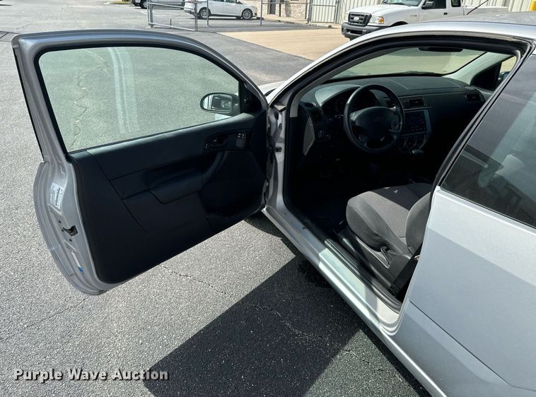 image for item DX1290 2005 Ford Focus ZX3 SE 