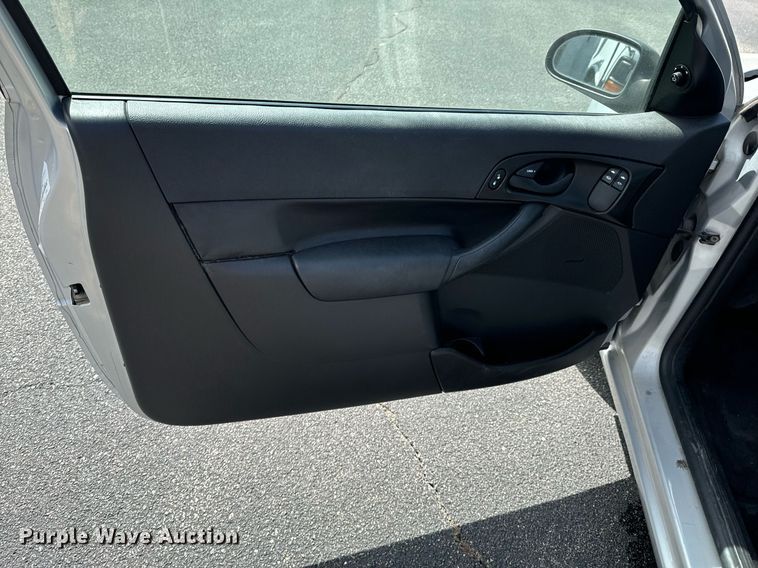 image for item DX1290 2005 Ford Focus ZX3 SE 