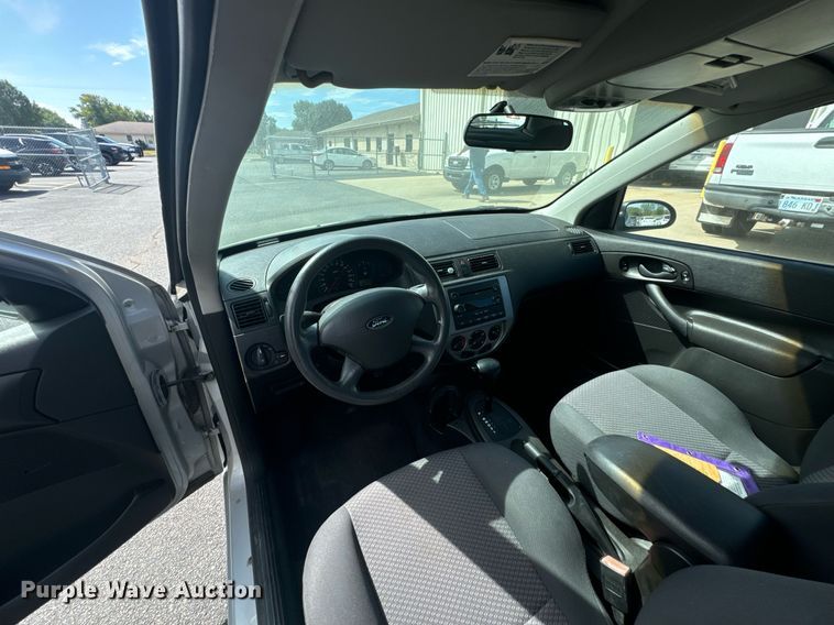 image for item DX1290 2005 Ford Focus ZX3 SE 