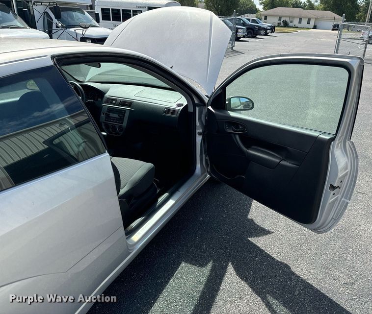 image for item DX1290 2005 Ford Focus ZX3 SE 