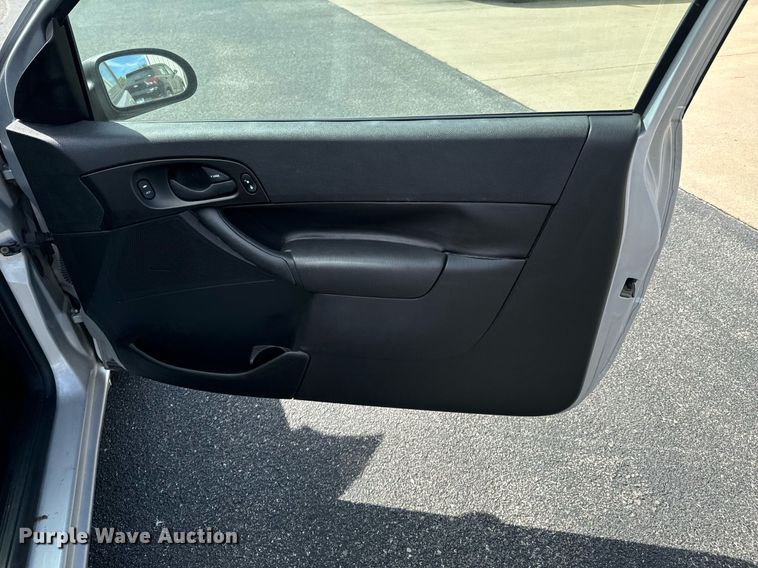 image for item DX1290 2005 Ford Focus ZX3 SE 