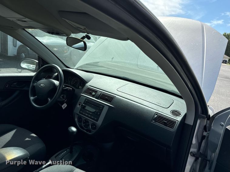 image for item DX1290 2005 Ford Focus ZX3 SE 