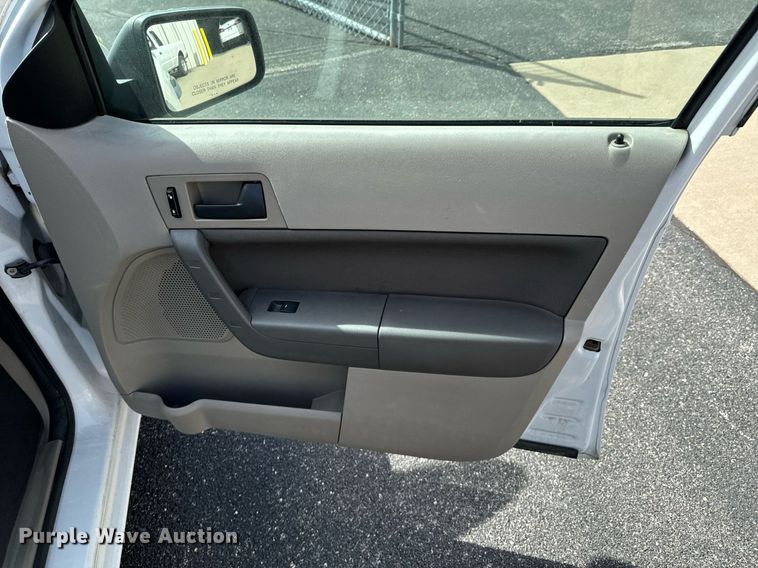 image for item DX1294 2008 Ford Focus SE 