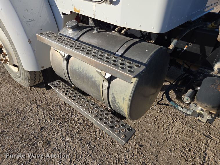 image for item EE7782 2008 Kenworth T300 truck cab and chassis