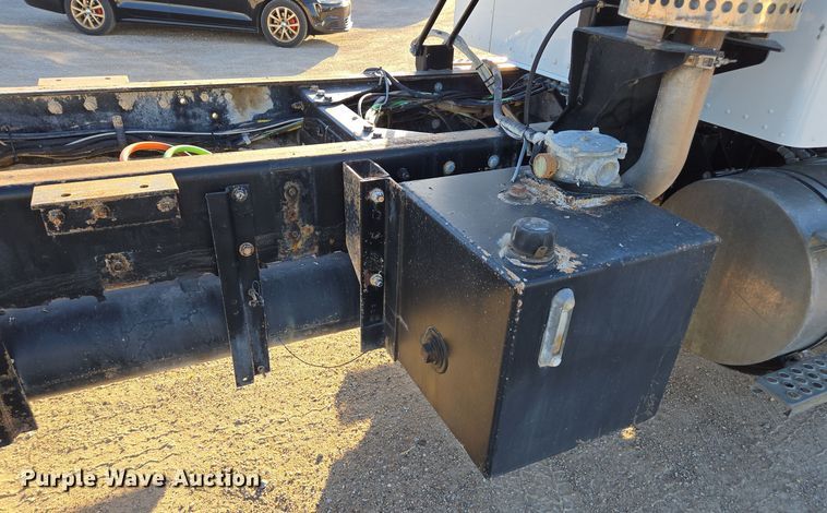 image for item EE7782 2008 Kenworth T300 truck cab and chassis