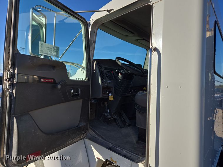 image for item EE7782 2008 Kenworth T300 truck cab and chassis
