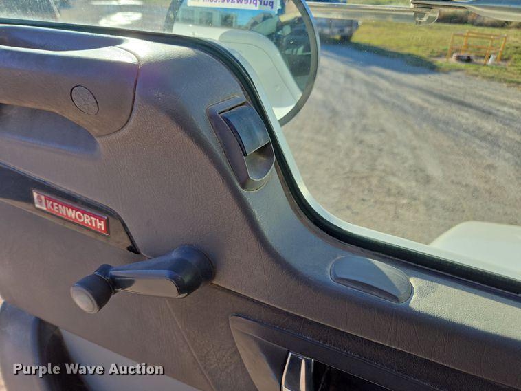 image for item EE7782 2008 Kenworth T300 truck cab and chassis