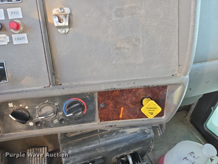 image for item EE7782 2008 Kenworth T300 truck cab and chassis