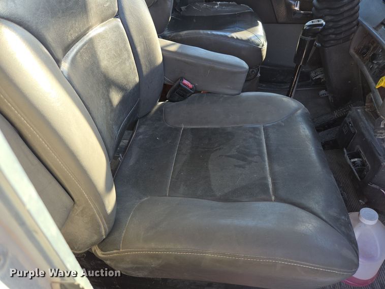 image for item EE7782 2008 Kenworth T300 truck cab and chassis