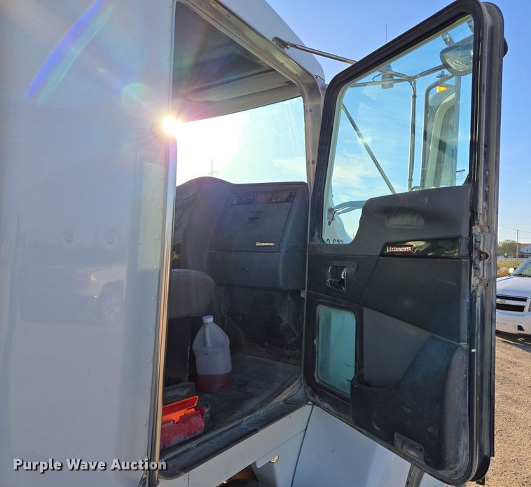 image for item EE7782 2008 Kenworth T300 truck cab and chassis