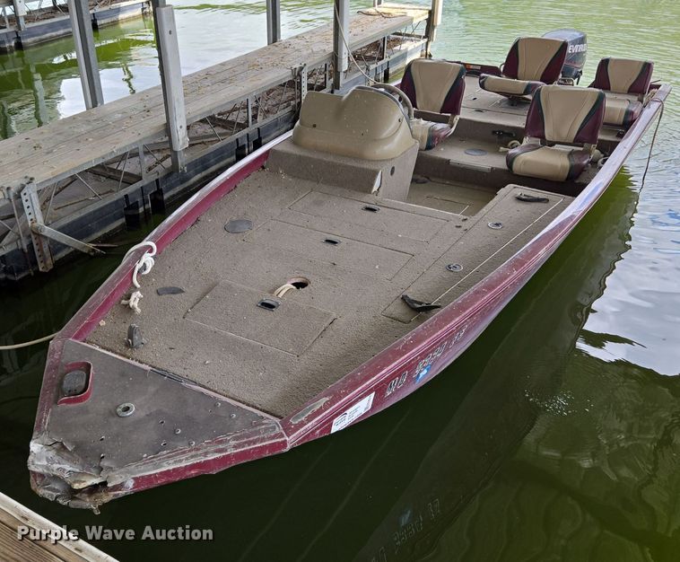 image for item EE8514 2002 Lowe  170W boat