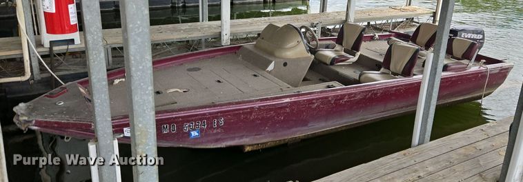 image for item EE8514 2002 Lowe  170W boat