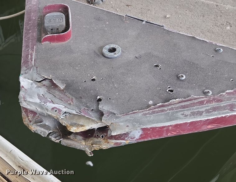 image for item EE8514 2002 Lowe  170W boat