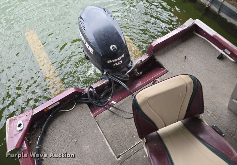 image for item EE8514 2002 Lowe  170W boat