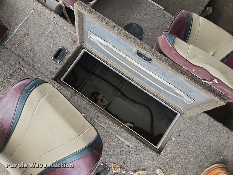 image for item EE8514 2002 Lowe  170W boat