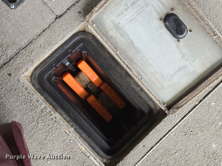 image for item EE8514 2002 Lowe  170W boat