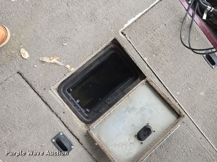 image for item EE8514 2002 Lowe  170W boat