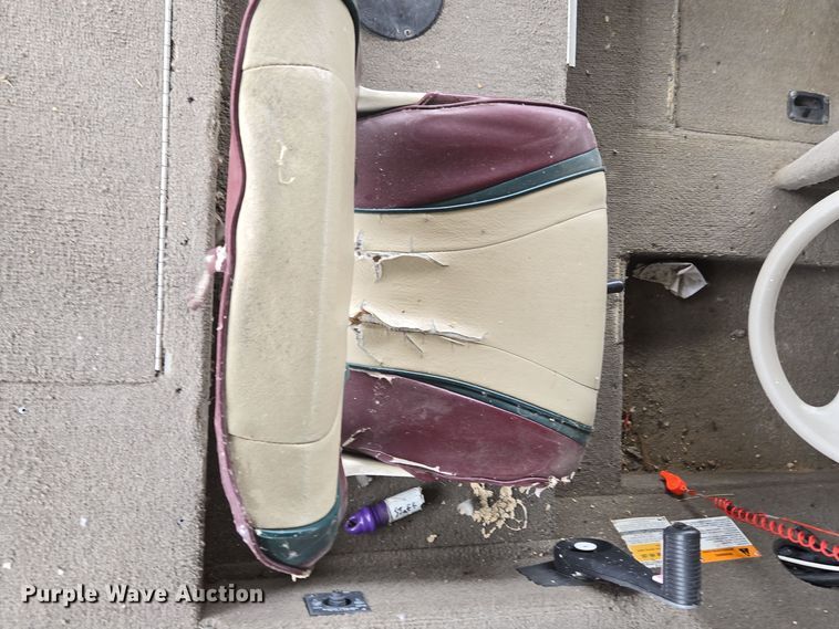 image for item EE8514 2002 Lowe  170W boat