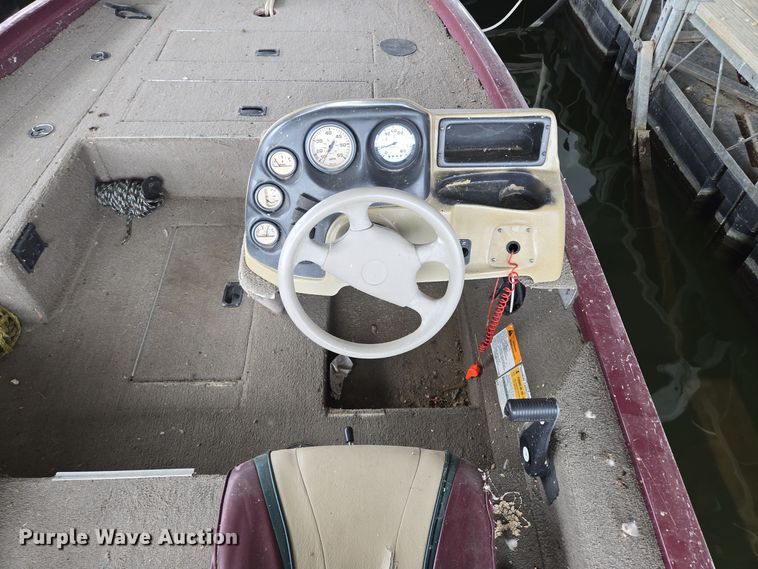 image for item EE8514 2002 Lowe  170W boat