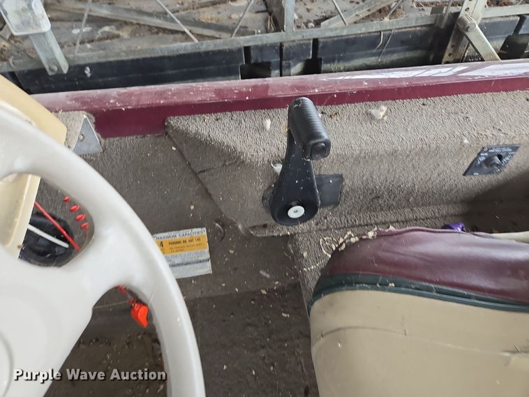 image for item EE8514 2002 Lowe  170W boat