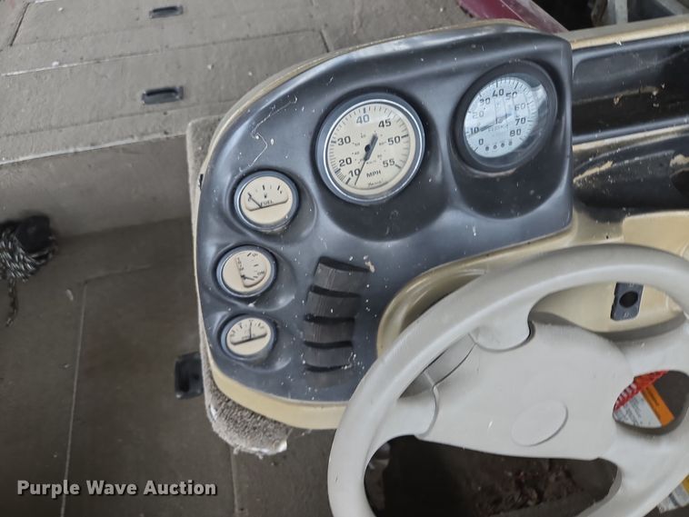 image for item EE8514 2002 Lowe  170W boat