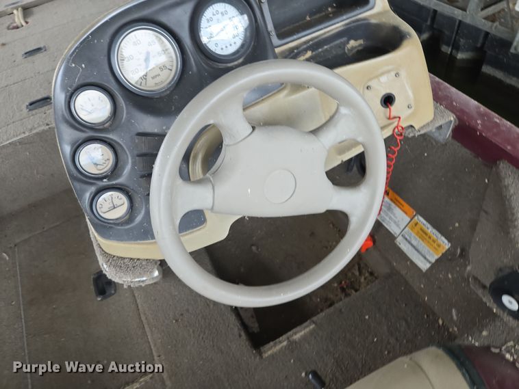 image for item EE8514 2002 Lowe  170W boat