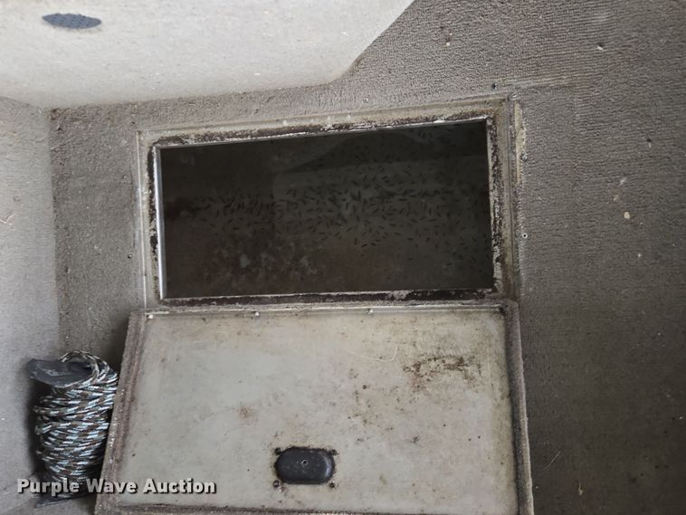 image for item EE8514 2002 Lowe  170W boat