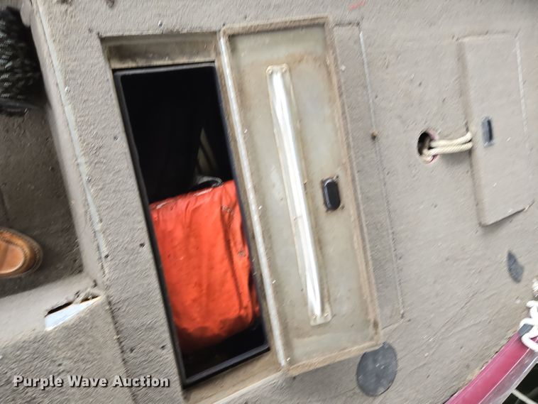 image for item EE8514 2002 Lowe  170W boat