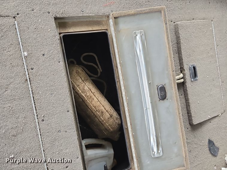 image for item EE8514 2002 Lowe  170W boat