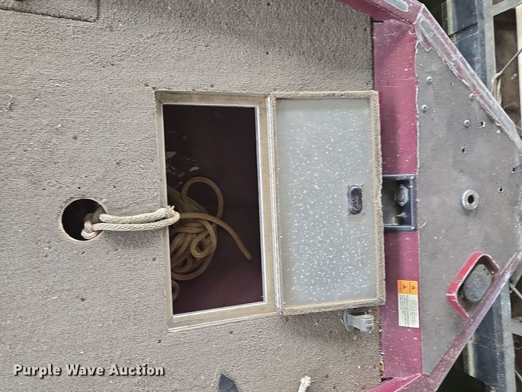 image for item EE8514 2002 Lowe  170W boat