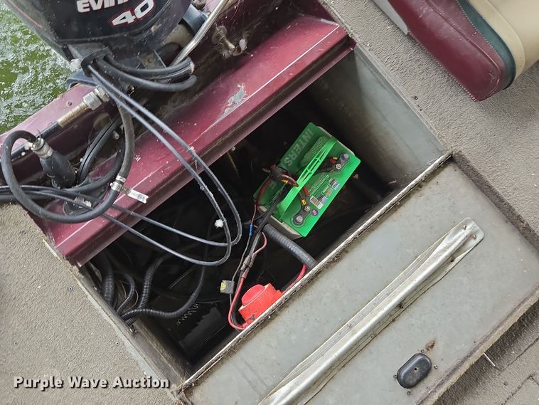 image for item EE8514 2002 Lowe  170W boat