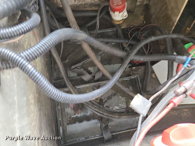 image for item EE8514 2002 Lowe  170W boat