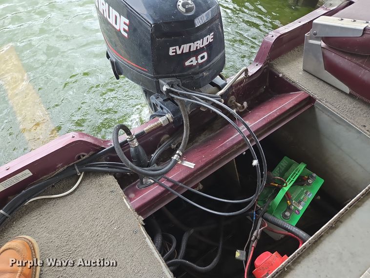 image for item EE8514 2002 Lowe  170W boat